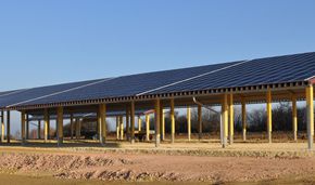 Lagerüberdachung mit Photovoltaik-Anlage Aussenansicht